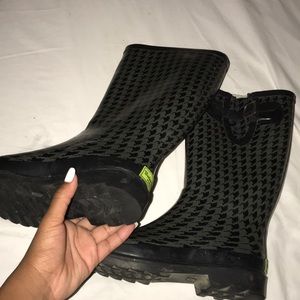 Rain boots . worn twice , In very good shape.